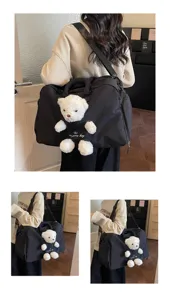 Grand sac de voyage noir avec charmant petit ours en peluche blanc pour femmes.