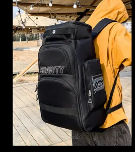 Vue détaillée du sac à dos de voyage noir montrant un tissu résistant et une grande capacité.