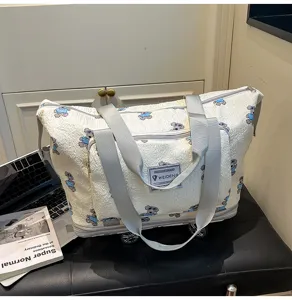 Grote cartoon reistas bagage met wielen en handige opslag voor korte reizen en gebruik.