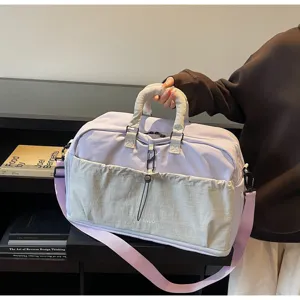 Detailansicht der großen Reistasche in stilvollem Lila mit praktischer Vordertasche.