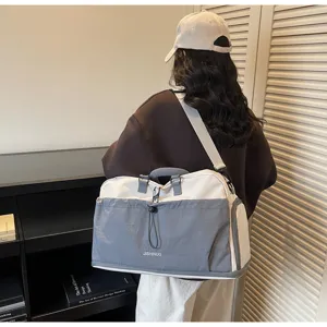 Detailansicht der grossen Reisetasche mit stilvollem zweifarbigem Design fuer Sport.