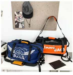 Vue détaillée du sac à dos de voyage multifonctionnel de grande capacité en double.