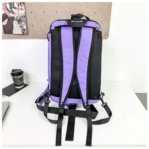 Sac à dos de voyage polyvalent violet et noir avec bretelles en mesh respirant pour le transport quotidien.