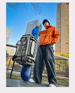 Detailansicht eines Outdoor-Skirucksacks mit großer Kapazität und Snowboard-Befestigung.