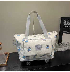 Reistas op wieltjes met schattig berenpatroon, grote capaciteit voor bagageopslag.