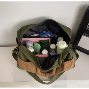 Detailansicht der großen Reisetasche mit Innenfächern zur praktischen Aufbewahrung.
