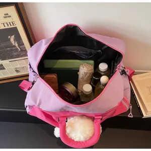 Grand sac de voyage pour femme, sac de sport rose élégant et sac à bandoulière pour le quotidien.
