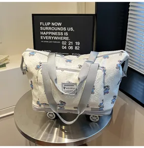 Reistas met wieltjes en schattige berenprint, grote capaciteit bagage voor korte trips.