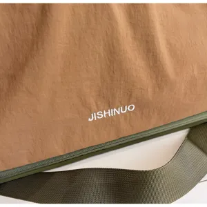 Große Reisetasche für Damen, Kurztrip Sporttasche in Khaki mit strapazierfähigem Material.