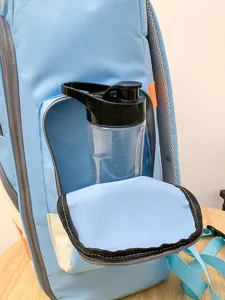 Sac à dos de voyage bleu pour le quotidien, grand cartable avec poche avant et grand espace.
