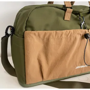 Detailansicht der olivgrünen Reisetasche mit strapazierfähigem Mehrfachtaschen-Design.