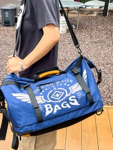 Sac de voyage polyvalente de grande capacité avec bretelles pour les déplacements.