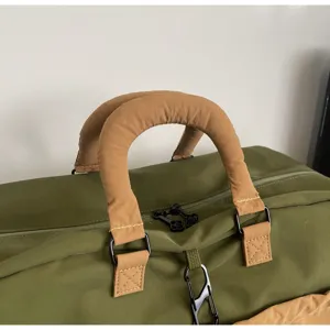 Reisetasche Griff- und Reißverschluss Detailansicht aus strapazierfähigem Nylonmaterial.