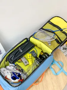 Grand sac à dos de voyage sportif, vue ouverte montrant un espace de rangement spacieux.