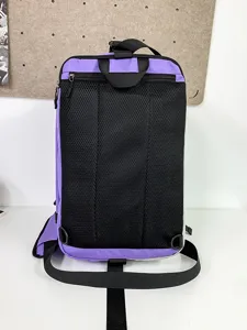 Sac à dos violet multifonctionnel avec dos en maille respirante pour les voyages et les trajets.