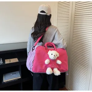 Sac de voyage grande capacité tendance avec adorable ours en peluche blanc pour femme et loisirs.