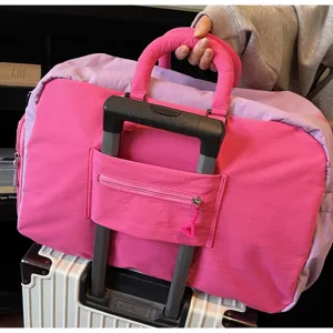 Détail de manchon pour valise sur sac de voyage garantissant un transport pratique et aisé.