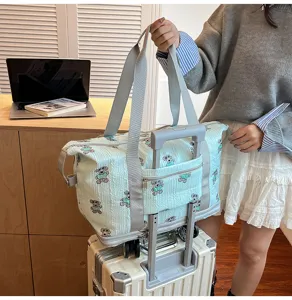 Mintgroene schattige berenprint reistas detail, grote capaciteit tas met trolleyhoes.