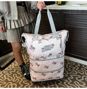 Roze cartoon beer reistas wieltjes, grote opvouwbare bagagetas voor korte reizen.