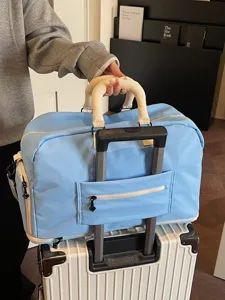 Große blaue Reisetasche mit Kofferhalterung ideal für Kurztrips und Fitnesstraining.