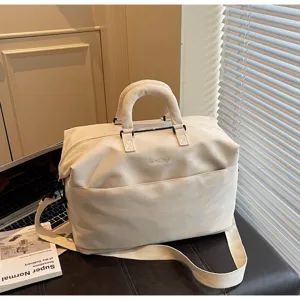 Vue détaillée du sac de voyage en toile beige, sac bandoulière décontracté grande capacité.