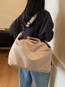Sac à bandoulière de voyage unicolore minimaliste de grande capacité pour le sport et les loisirs.