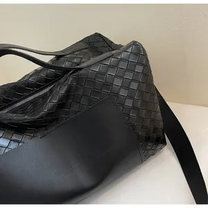 Borsa da viaggio in pelle intrecciata nera con design classico, tracolla grande capacità.