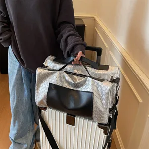 Borsa da viaggio intrecciata argentata grande capacita per fine settimana con tracolla.
