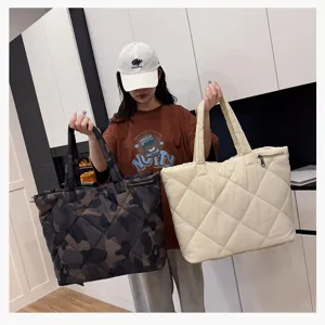 Μεγάλη καπιτονέ τσάντα ώμου oversize, casual τσάντα ταξιδιού με σχέδιο καμουφλάζ.