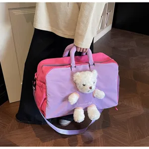 Sac de voyage rose violet détail, joli ours en peluche décor, grande capacité design.