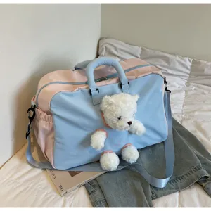 Sac de voyage rose et bleu avec charm en peluche d'ours, grand sac de week-end pratique.