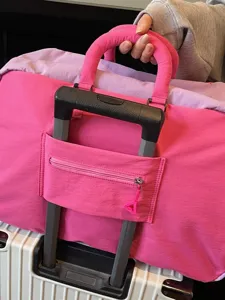 Sac de voyage rose avec sangle de valise, grand sac week-end pour le fitness et les courts sejours.