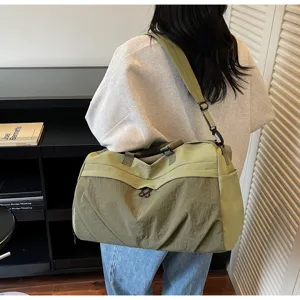 Detailansicht der großen grünen Reisetasche über der Schulter getragen, robustes Nylon.