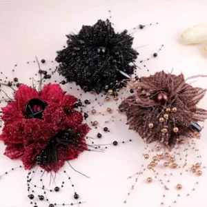 Détail en gros plan de la pince à cheveux florale avec des glands de perles et belle finition.