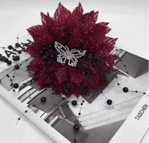 Pince à cheveux fleur scintillante rouge avec papillon strass et pampilles perles noires.