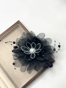 Schwarze Blumen Strass Perlen Quasten Haarklammer Detail, elegantes Haaraccessoire.