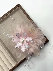 Rosa Blumen Haarklammer Detail mit funkelnden Strasssteinen, Perlen und feinen Quasten.
