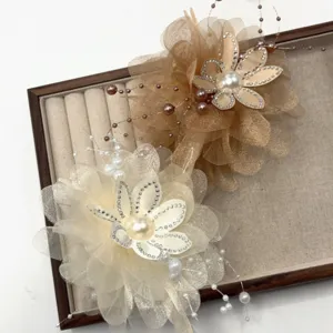 Elegante Blumen Strass Perle Haarklammer, flauschige große Haarklammer für Damen am Hinterkopf.