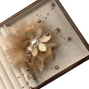 Elegante champagne Blumen Haarklammer mit glänzenden Strass Perlen und Quasten für Damen