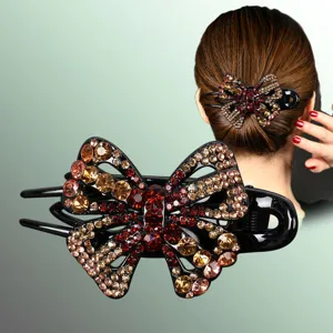 Gros plan de la pince à cheveux papillon en strass montrant des cristaux exquis.