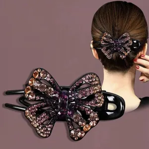Gros plan sur les détails élégants de la pince à cheveux papillon en strass scintillants.