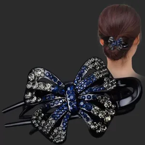 Détail pince à cheveux nœud strass, base en résine noire avec cristaux bleus et transparents.