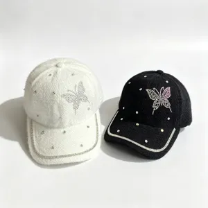 Flauschige Winter Baseballcap mit Strass Schmetterling und funkelnde Kettenkante.
