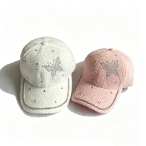 Detailansicht der kuscheligen Winter-Baseballkappe mit Strass-Schmetterling in Rosa und Weiß