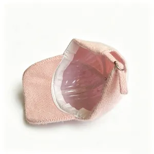 Rosa Tweed Baseballkappe Innendetail Ansicht, zeigt Futter und Metallring Verstellschließe.