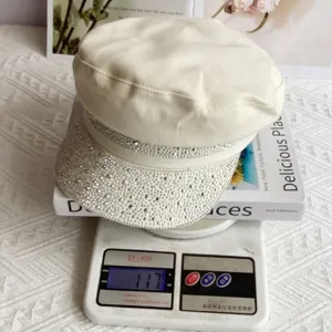 Stiloso berretto edicola donna strass beige cappello piatto elegante con cristalli luminosi.