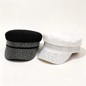 Dettaglio berretto con strass, visiera di cristalli brillanti su elegante cappello piatto.
