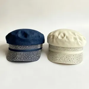 Dettaglio del berretto con strass, cristalli scintillanti su visiera e fascia, stile elegante.