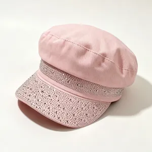 Elegante berretto rosa con strass da donna, cappello piatto chic decorato con cristalli lucidi.
