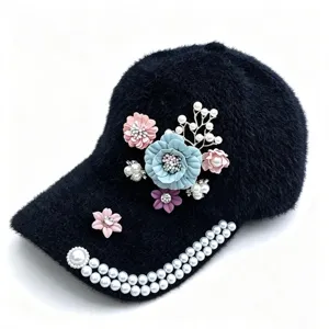 Schwarze Plüsch-Baseballkappe Detail mit exquisiten Stoffblumen, Perlen und funkelnden Strasssteinen.